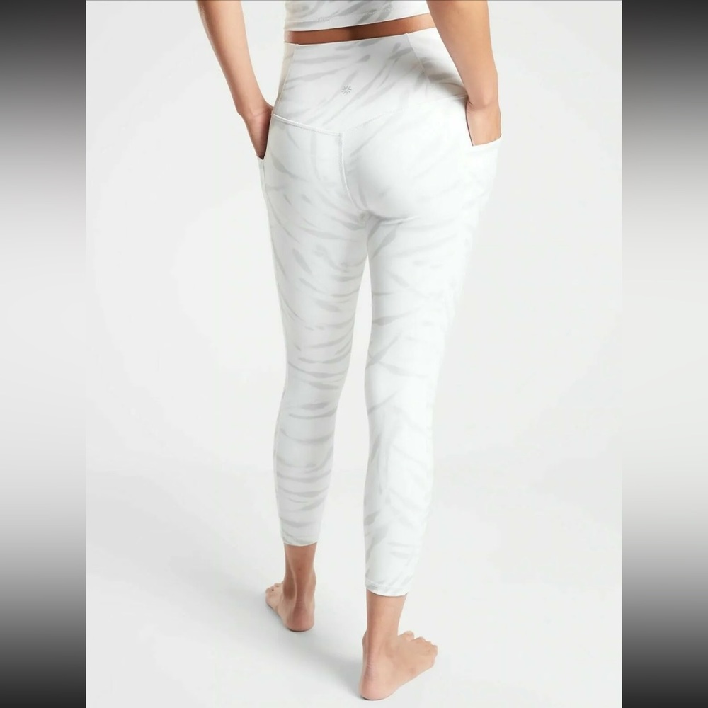 Athleta Salutation Stash Pocket II 7/8 Tight Size  XS